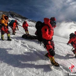 中国登山者伸援手 一外籍登山运动员珠峰北坡获救